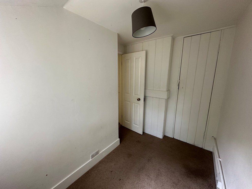 Lot: 213 - TWO-BEDROOM END-TERRACE COTTAGE WITH PARKING TO FRONT AND GARDEN TO REAR - Second Bedroom
